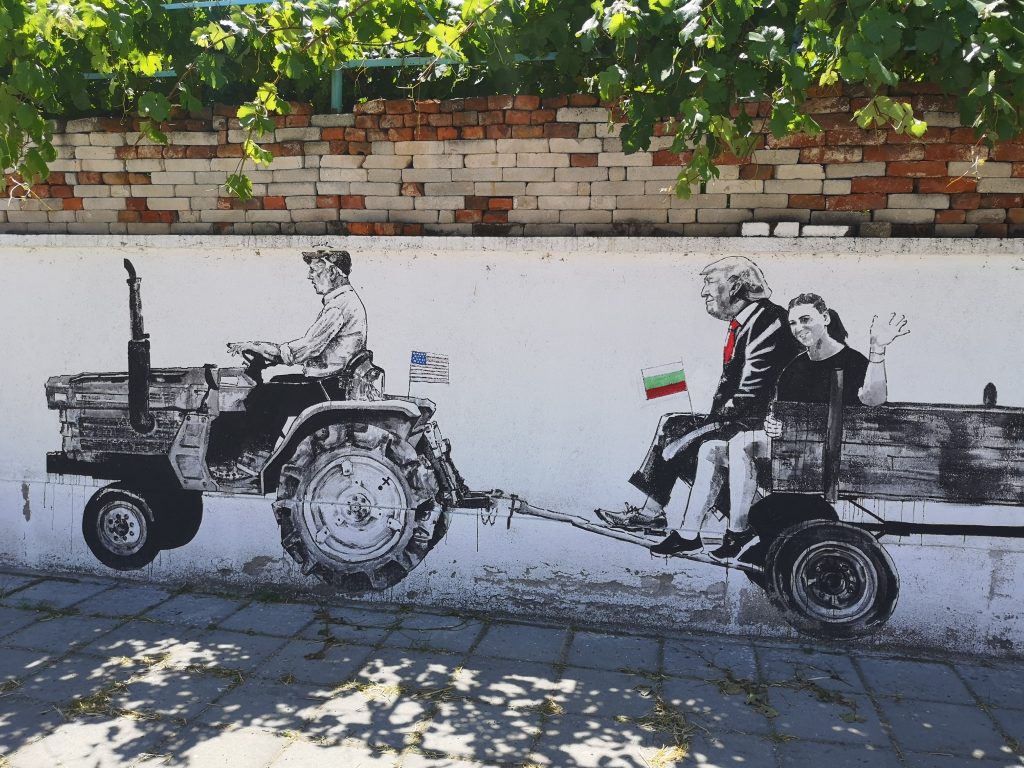 Тръмп на каруца с местни жители в Старо Железаре