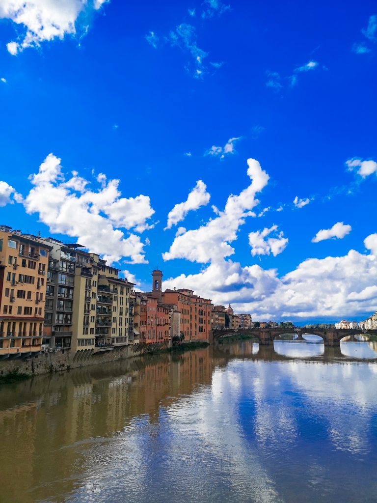 Гледка от Покрития мост Понте Векио 